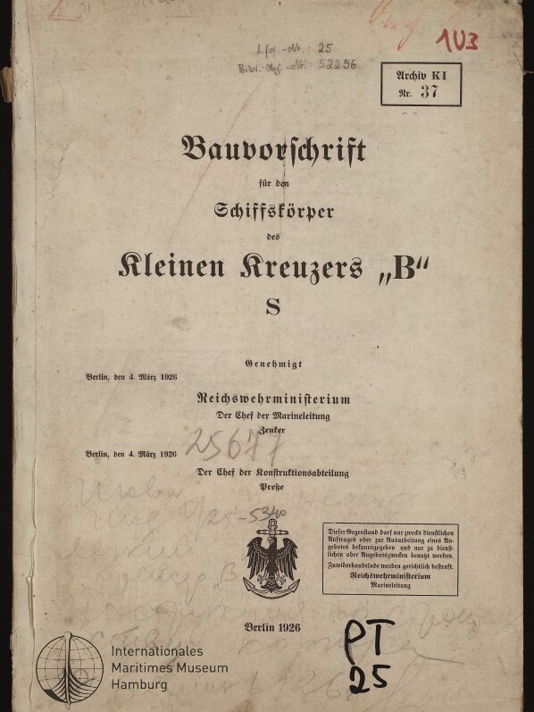 Vergilbtes Deckblatt einer Dienstschrift mit Frakturtitel „Bauvorschrift für den Schiffskörper des kleinen Kreuzers ‚B‘ S“, handschriftlichen Notizen, mehreren Stempeln (u.a. ‚Archiv K1 Nr. 37‘), Reichsadler-Emblem, Datum ‚Berlin 1926‘ und Siegel des Internationalen Maritimen Museums Hamburg.