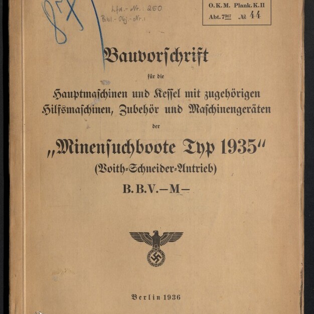 Titelseite eines deutschen technischen Handbuchs (Berlin 1936) mit dem Titel «Bauvorschrift … Minensuchboote Typ 1935» in schwarzer Frakturschrift, darunter Reichsadler mit Hakenkreuz, rote und blaue Stempel und handschriftliche Notizen auf vergilbtem Papier sowie einem Museumswasserzeichen.