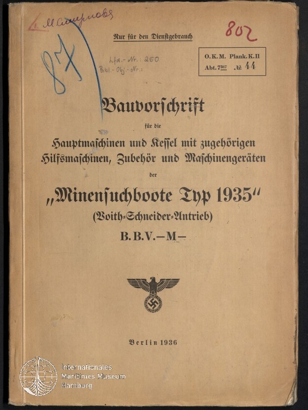 Titelseite eines deutschen technischen Handbuchs (Berlin 1936) mit dem Titel «Bauvorschrift … Minensuchboote Typ 1935» in schwarzer Frakturschrift, darunter Reichsadler mit Hakenkreuz, rote und blaue Stempel und handschriftliche Notizen auf vergilbtem Papier sowie einem Museumswasserzeichen.