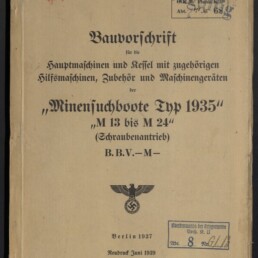 Vergilbter Buchumschlag in Frakturschrift mit dem Titel 'Bauvorschrift' für 'Minensuchboote Typ 1935', mehreren Stempel‑ und Handschriftvermerken, dem Reichsadler mit Hakenkreuz sowie dem Druckhinweis Berlin 1937/Neudruck Juni 1939.
