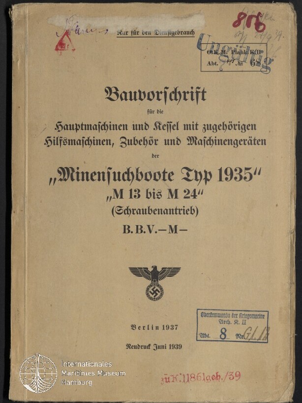 Vergilbter Buchumschlag in Frakturschrift mit dem Titel 'Bauvorschrift' für 'Minensuchboote Typ 1935', mehreren Stempel‑ und Handschriftvermerken, dem Reichsadler mit Hakenkreuz sowie dem Druckhinweis Berlin 1937/Neudruck Juni 1939.