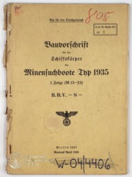 Abgegriffenes beige Deckblatt eines deutschen Marine-Bauvorschriftshefts „Bauvorschrift für den Schiffskörper der Minensuchboote Typ 1935“ (Berlin 1937, Neudruck April 1939), mit gedrucktem NS‑Adler und Hakenkreuz in der Mitte, handschriftlicher roter Nummer „805“ oben, gestempeltem Archivfeld rechts, blau geschriebener Inventarnummer unten und beschädigtem Buchrücken links.