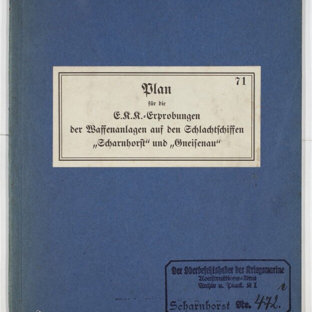 Blauer Umschlag eines historischen Dokuments mit einem weißen Etikett in Frakturschrift: „Plan für die E.K.K.-Erprobungen der Waffenanlagen auf den Schlachtschiffen ‚Scharnhorst‘ und ‚Gneisenau‘“, dazu mehrere Stempel und handschriftliche Notizen sowie das Logo des Internationalen Maritimen Museums Hamburg unten links.
