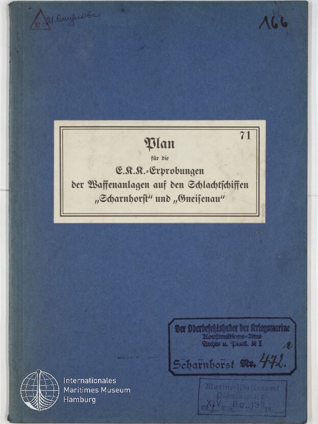 Blauer Umschlag eines historischen Dokuments mit einem weißen Etikett in Frakturschrift: „Plan für die E.K.K.-Erprobungen der Waffenanlagen auf den Schlachtschiffen ‚Scharnhorst‘ und ‚Gneisenau‘“, dazu mehrere Stempel und handschriftliche Notizen sowie das Logo des Internationalen Maritimen Museums Hamburg unten links.