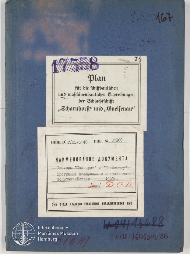 Blaues Dokumentenheft mit zwei weißen Etiketten: oben ein deutschsprachiger Titel ‚Plan für die schiffbaulichen und maschinenbaulichen Erprobungen der Schlachtschiffe „Scharnhorst“ und „Gneisenau“‘, unten ein russischer Etikettentext mit Stempeln und Inventarnummern; dazu handschriftliche Nummern und das Logo des Internationalen Maritimen Museums Hamburg unten links.