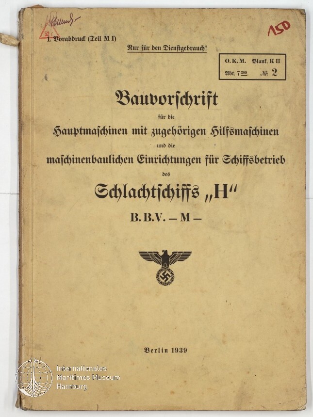 Vergilbtes Titelblatt einer deutschen Dienstvorschrift von 1939 für das Schlachtschiff „H“, mit großer Frakturschrift, Reichsadler über Hakenkreuz in der Mitte und Museumswasserzeichen unten links.