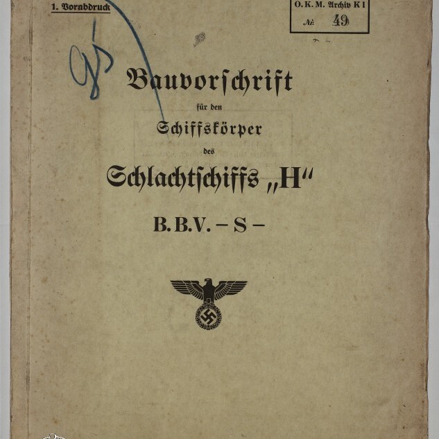 Abgenutzte Titelseite einer deutschen Marineschrift von 1939 mit dem Titel ‚Bauvorschrift für den Schiffskörper des Schlachtschiffs „H“ B.B.V.-S‘, handschriftlichen Notizen und Archivstempeln, dem Reichsadler mit Hakenkreuz sowie einem Wasserzeichen des Internationalen Maritimen Museums Hamburg.