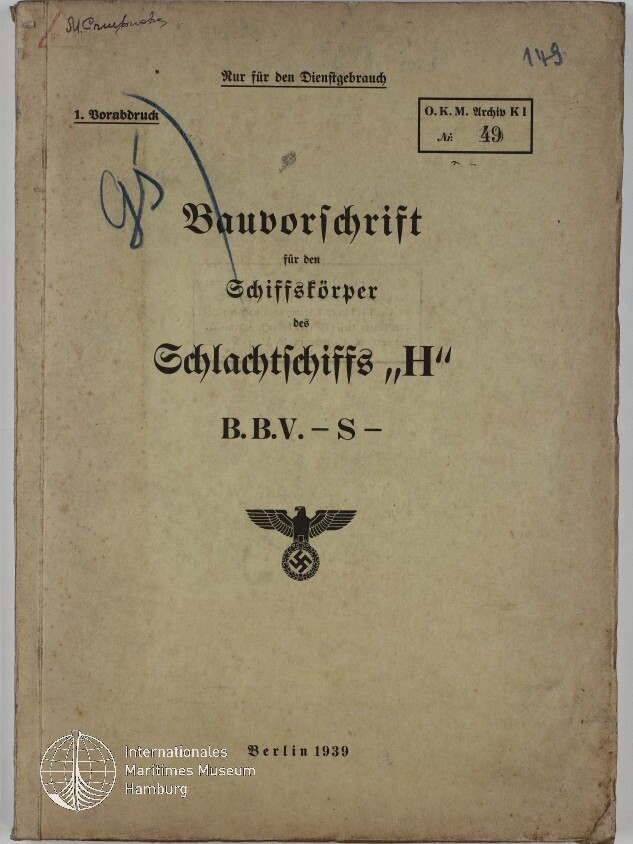 Abgenutzte Titelseite einer deutschen Marineschrift von 1939 mit dem Titel ‚Bauvorschrift für den Schiffskörper des Schlachtschiffs „H“ B.B.V.-S‘, handschriftlichen Notizen und Archivstempeln, dem Reichsadler mit Hakenkreuz sowie einem Wasserzeichen des Internationalen Maritimen Museums Hamburg.