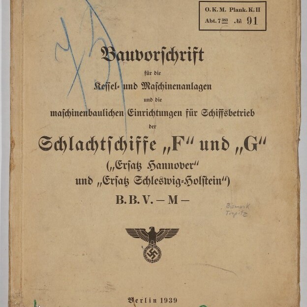 Vergilbtes Titelblatt einer deutschen Marineschrift aus Berlin 1939 mit dem Titel 'Bauvorschrift' für die Schlachtschiffe „F“ und „G“, handschriftlichen und farbigen Markierungen sowie Stempeln, einem Reichsadler mit Hakenkreuz in der Mitte und einem Museumslogo unten links.