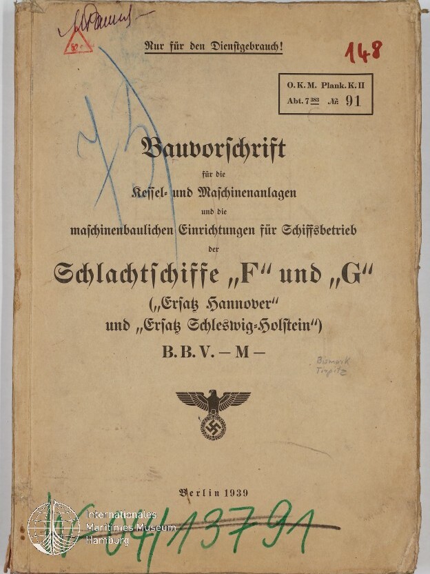 Vergilbtes Titelblatt einer deutschen Marineschrift aus Berlin 1939 mit dem Titel 'Bauvorschrift' für die Schlachtschiffe „F“ und „G“, handschriftlichen und farbigen Markierungen sowie Stempeln, einem Reichsadler mit Hakenkreuz in der Mitte und einem Museumslogo unten links.