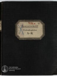 Schwarzes Leinenbuch mit mittig aufgeklebtetem cremefarbenem Etikett mit Rahmen und der Aufschrift „Bauvorschrift Flottenbegleiter A–K“, ergänzt durch rote Nummern und blauen Archivstempel, unten links das Logo des Internationalen Maritimen Museums Hamburg.