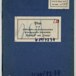 Blauer, leicht abgenutzter Ordnerumschlag mit zwei weißen Aufkleberetiketten — oben rechts ein kleines Etikett mit der Beschriftung O.K.M. Plank. K II Abt. 2972 Nr. 113, mittig ein größeres Etikett mit dem gedruckten Titel zu den Schlachtschiffen Bismarck und Tirpitz sowie handschriftlichen Nummern in Blau und Rot, unten links das Logo des Internationalen Maritimen Museums Hamburg.