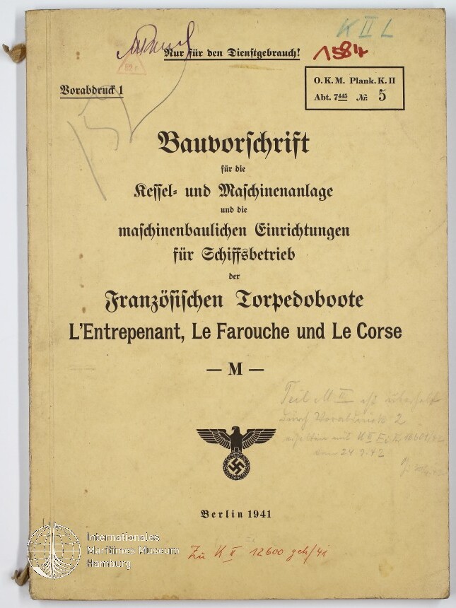 Deckblatt einer deutschen Dienstvorschrift von 1941 für die Kessel- und Maschinenanlage französischer Torpedoboote (L'Entrepenant, Le Farouche, Le Corse), mit handschriftlichen Notizen, Stempeln und dem Reichsadler mit Hakenkreuz.