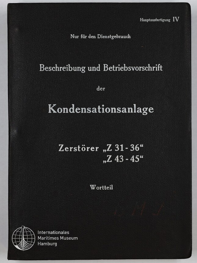 Schwarzer Einband eines technischen Handbuchs mit weißer deutscher Beschriftung: oben 'Nur für den Dienstgebrauch' und rechts 'Hauptausfertigung IV', im Mittelpunkt der Titel 'Beschreibung und Betriebsvorschrift der Kondensationsanlage' mit den Angaben zu Zerstörern 'Z 31–36' und 'Z 43–45' sowie unten links das Logo und der Schriftzug 'Internationales Maritimes Museum Hamburg'.