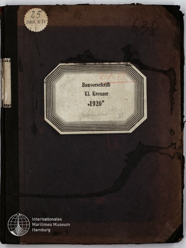 Verwittertes dunkelbraunes Buch- bzw. Ordnercover mit oktogonalem Etikett in der Mitte, auf dem »Bauvorschrift Kl. Kreuzer „1920”« steht; sichtbare Wasserflecken, handschriftliche Zahl »638« oben rechts, runder Aufkleber oben links und Museumslogo unten links.