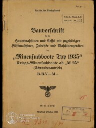 Titelblatt einer vergilbten Dienstvorschrift von 1937 für Minensuchboote Typ 1935 mit schwarzem Frakturtext, Reichsadler mit Hakenkreuz, mehreren Dienststempeln und roten handschriftlichen Vermerken sowie Museumslogo unten links.