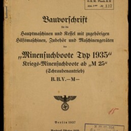 Titelblatt einer vergilbten Dienstvorschrift von 1937 für Minensuchboote Typ 1935 mit schwarzem Frakturtext, Reichsadler mit Hakenkreuz, mehreren Dienststempeln und roten handschriftlichen Vermerken sowie Museumslogo unten links.