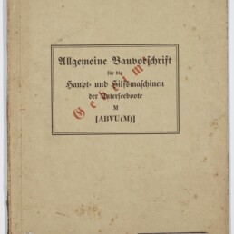 Vergilbter Buchumschlag einer deutschen Dienstvorschrift (1. Vorabdruck, März 1940) mit eingerahmtem Titel «Allgemeine Bauvorschrift für die Haupt- und Hilfsmaschinen der Unterseeboote M [ABVU(M)]», diagonal rotem »Geheim«-Stempel, eingestempelter Seitenzahl oben rechts und Museumswasserzeichen unten links.