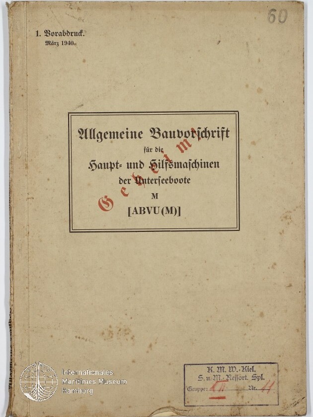 Vergilbter Buchumschlag einer deutschen Dienstvorschrift (1. Vorabdruck, März 1940) mit eingerahmtem Titel «Allgemeine Bauvorschrift für die Haupt- und Hilfsmaschinen der Unterseeboote M [ABVU(M)]», diagonal rotem »Geheim«-Stempel, eingestempelter Seitenzahl oben rechts und Museumswasserzeichen unten links.