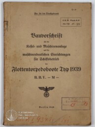 Vergilbter Umschlag eines technischen Handbuchs in Frakturschrift mit dem Titel 'Bauvorschrift … Flottentorpedoboote Typ 1939', datiert Berlin 1940, mit Reichsadler über Hakenkreuz, Stempeln, handschriftlichen Vermerken und Museumslogo unten links.