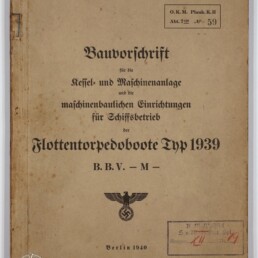 Vergilbter Umschlag eines technischen Handbuchs in Frakturschrift mit dem Titel 'Bauvorschrift … Flottentorpedoboote Typ 1939', datiert Berlin 1940, mit Reichsadler über Hakenkreuz, Stempeln, handschriftlichen Vermerken und Museumslogo unten links.