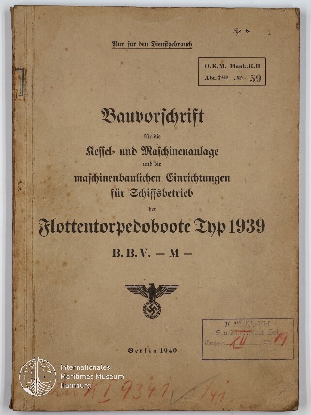 Vergilbter Umschlag eines technischen Handbuchs in Frakturschrift mit dem Titel 'Bauvorschrift … Flottentorpedoboote Typ 1939', datiert Berlin 1940, mit Reichsadler über Hakenkreuz, Stempeln, handschriftlichen Vermerken und Museumslogo unten links.