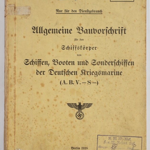 Vergilbtes, braun geflecktes Dienstheft von 1938 mit Frakturschrift-Titel »Allgemeine Bauvorschrift für den Schiffskörper … der Deutschen Kriegsmarine«, handschriftlichen Notizen, mehreren Stempeln sowie einem Reichsadler mit Hakenkreuz unterhalb der Titelzeile.