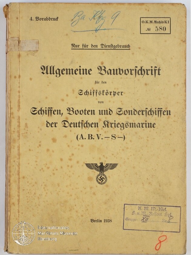Vergilbtes, braun geflecktes Dienstheft von 1938 mit Frakturschrift-Titel »Allgemeine Bauvorschrift für den Schiffskörper … der Deutschen Kriegsmarine«, handschriftlichen Notizen, mehreren Stempeln sowie einem Reichsadler mit Hakenkreuz unterhalb der Titelzeile.