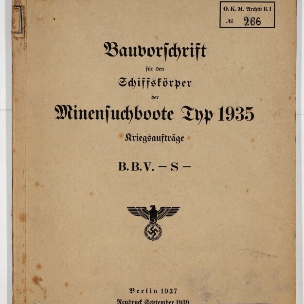 Verblasste Deckseite eines Diensthandbuchs mit schwarzer Frakturschrift 'Bauvorschrift für den Schiffskörper der Minensuchboote Typ 1935', darunter ein Reichsadler mit Hakenkreuz, Stempel- und Datumsangaben (Berlin 1937, Neudruck September 1939) sowie ein Museumsstempel in der linken unteren Ecke.