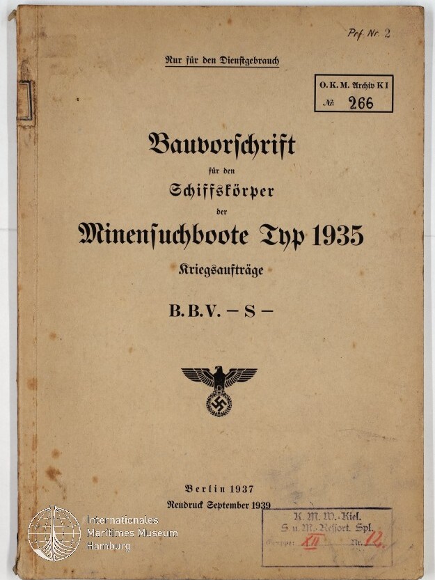 Verblasste Deckseite eines Diensthandbuchs mit schwarzer Frakturschrift 'Bauvorschrift für den Schiffskörper der Minensuchboote Typ 1935', darunter ein Reichsadler mit Hakenkreuz, Stempel- und Datumsangaben (Berlin 1937, Neudruck September 1939) sowie ein Museumsstempel in der linken unteren Ecke.