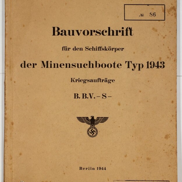 Vergilbte Titelseite eines Diensthefts aus Berlin 1944 mit dem Titel „Bauvorschrift für den Schiffskörper der Minensuchboote Typ 1943“, gedrucktem Reichsadler mit Hakenkreuz, Stempelfeldern und Nummernvermerk.