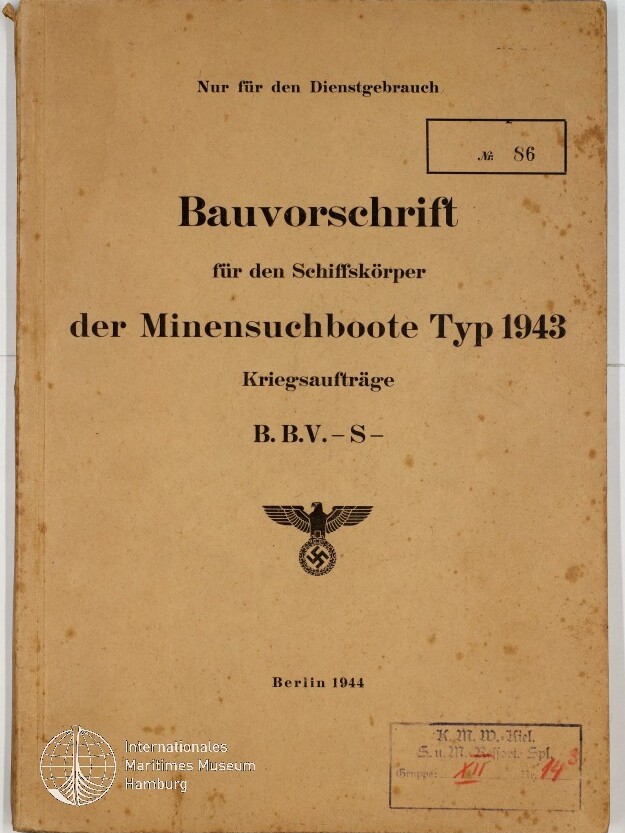 Vergilbte Titelseite eines Diensthefts aus Berlin 1944 mit dem Titel „Bauvorschrift für den Schiffskörper der Minensuchboote Typ 1943“, gedrucktem Reichsadler mit Hakenkreuz, Stempelfeldern und Nummernvermerk.
