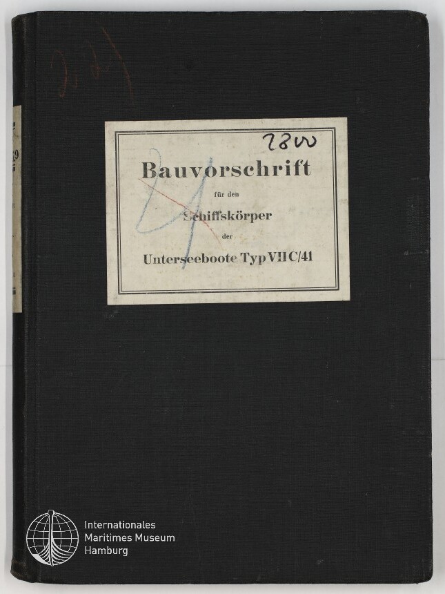 Schwarzes Leinenbuch mit aufgeklebtetem weißen Etikett mit dem Titel ‚Bauvorschrift für den Schiffskörper der Unterseeboote Typ VIIC/41‘, handschriftlichen Markierungen auf dem Etikett und Museumslogo unten links.