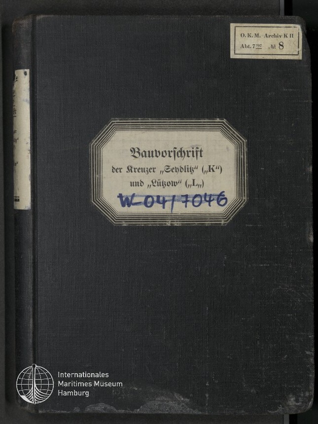 Schwarzes Leinenbuch mit mittig aufgeklemmtem weißem Etikett in dekorativem Rahmen, auf dem in Frakturschrift die Aufschrift 'Bauvorschrift der Kreuzer „Seydlitz“ („K“) und „Lützow“ („L“)' und blau markiert W‑04/7046 stehen; oben rechts ein kleiner Archivaufkleber, links am Rand ein schmaler Rückenschild und unten links das Logo des Internationalen Maritimen Museums Hamburg.