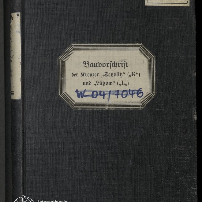 Schwarzes Leinenbuch mit mittig aufgeklemmtem weißem Etikett in dekorativem Rahmen, auf dem in Frakturschrift die Aufschrift 'Bauvorschrift der Kreuzer „Seydlitz“ („K“) und „Lützow“ („L“)' und blau markiert W‑04/7046 stehen; oben rechts ein kleiner Archivaufkleber, links am Rand ein schmaler Rückenschild und unten links das Logo des Internationalen Maritimen Museums Hamburg.