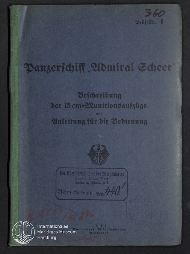Blauer Buchumschlag mit grünem Rücken; schwarzer Frakturtitel 'Panzerschiff „Admiral Scheer“', darunter 'Beschreibung der 15 cm‑Munitionsaufzüge und Anleitung für die Bedienung', mittig Reichsadler-Emblem, Amtsstempel und rote handschriftliche Nummerierungen am Rand.