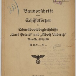 Deckblatt einer deutschen Bauvorschrift von 1939 für den Schiffskörper der Schnellbootsbegleitschiffe „Carl Peters“ und „Adolf Lüderitz“, gedruckt in Frakturschrift, mit Reichsadler und Hakenkreuz, mehreren Stempeln, handschriftlichen Notizen und dem Logo des Internationalen Maritimen Museums Hamburg unten links.