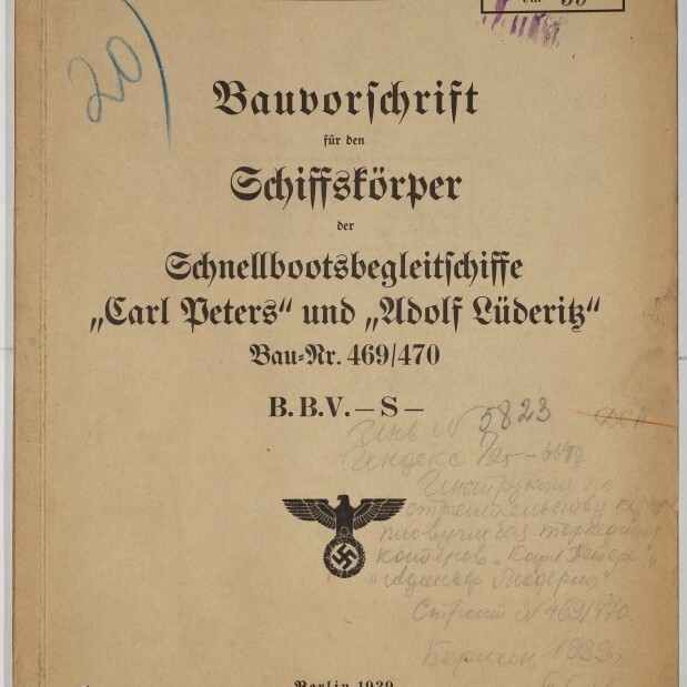 Deckblatt einer deutschen Bauvorschrift von 1939 für den Schiffskörper der Schnellbootsbegleitschiffe „Carl Peters“ und „Adolf Lüderitz“, gedruckt in Frakturschrift, mit Reichsadler und Hakenkreuz, mehreren Stempeln, handschriftlichen Notizen und dem Logo des Internationalen Maritimen Museums Hamburg unten links.