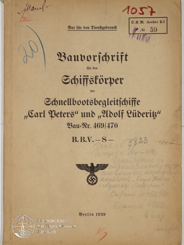 Deckblatt einer deutschen Bauvorschrift von 1939 für den Schiffskörper der Schnellbootsbegleitschiffe „Carl Peters“ und „Adolf Lüderitz“, gedruckt in Frakturschrift, mit Reichsadler und Hakenkreuz, mehreren Stempeln, handschriftlichen Notizen und dem Logo des Internationalen Maritimen Museums Hamburg unten links.