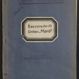 Blauer Dokumentenumschlag mit aufgeklebtetm Etikett 'Bauvorschrift Umbau „Mars“', oben gestempelt 'Streng vertraulich!', mit handschriftlichen Notizen, der Zahl '13' oben rechts und Museumslogo unten links.