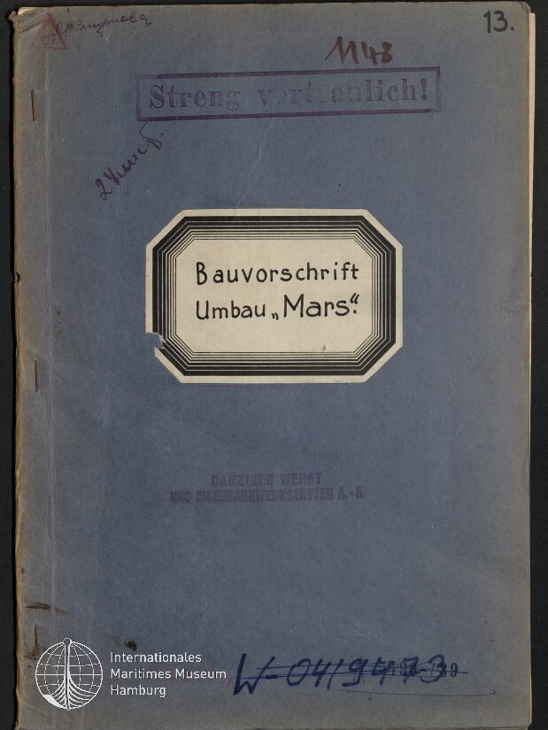 Blauer Dokumentenumschlag mit aufgeklebtetm Etikett 'Bauvorschrift Umbau „Mars“', oben gestempelt 'Streng vertraulich!', mit handschriftlichen Notizen, der Zahl '13' oben rechts und Museumslogo unten links.