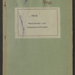 Verblasst-grüner Heftumschlag mit einem weißen Etikett in der Mitte, auf dem »Mars – Maschinenbau- und Umbaubeschreibungen« steht; oben handschriftliche Notizen, Stempel und Tintenflecken, links Metallheftung und unten links ein Museumssiegel.