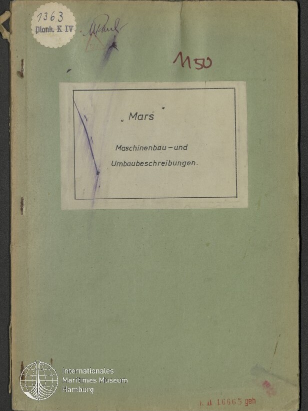 Verblasst-grüner Heftumschlag mit einem weißen Etikett in der Mitte, auf dem »Mars – Maschinenbau- und Umbaubeschreibungen« steht; oben handschriftliche Notizen, Stempel und Tintenflecken, links Metallheftung und unten links ein Museumssiegel.
