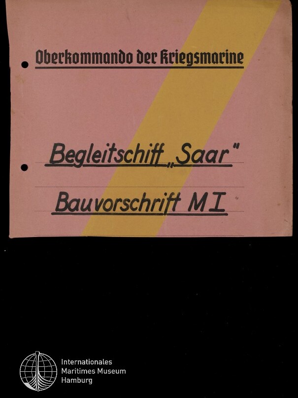 Rosa Titelblatt mit gelbem Diagonalstreifen, oben die Überschrift „Oberkommando der Kriegsmarine“ und mittig die Schrift „Begleitschiff ‚Saar‘ Bauvorschrift M I“, zwei Lochungen links und kleines Logo des Internationalen Maritimen Museums Hamburg unten links.