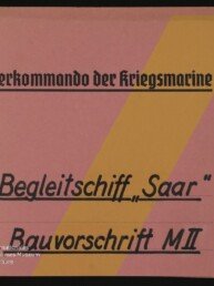 Rosa Heftdeckel mit gelbem diagonalen Streifen und drei Lochungen am linken Rand, darüber schwarze Schrift: oben in Frakturstil „Oberkommando der Kriegsmarine“, mittig unterstrichen in Handschrift „Begleitschiff ‚Saar‘“ und unten „Bauvorschrift M II“, unten links Museumswasserzeichen des Internationalen Maritimen Museums Hamburg.