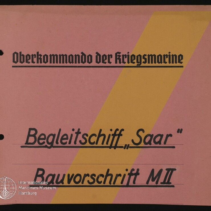 Rosa Heftdeckel mit gelbem diagonalen Streifen und drei Lochungen am linken Rand, darüber schwarze Schrift: oben in Frakturstil „Oberkommando der Kriegsmarine“, mittig unterstrichen in Handschrift „Begleitschiff ‚Saar‘“ und unten „Bauvorschrift M II“, unten links Museumswasserzeichen des Internationalen Maritimen Museums Hamburg.