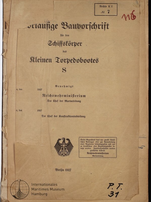 Vergilbtes Titelblatt einer 1927er deutschen Dienstvorschrift für den Schiffskörper des kleinen Torpedobootes S, mit Reichswehrministerium-Angabe und Reichsadler-Emblem, eingerissener oberer linker Ecke, roten handschriftlichen Nummern oben rechts und Stempel des Internationalen Maritimen Museums Hamburg unten links.