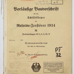 Umschlag einer historischen Dienstschrift mit dem Titel „Vorläufige Bauvorschrift für den Schiffskörper der Zerstörer 1934 S“, gedruckt in Frakturschrift, mit handschriftlichen Notizen und roten Markierungen, mehreren Stempeln und Nummern (u.a. PT 32), Reichsadler-Emblem, links mit Schnur gebunden und datiert Berlin 1934.