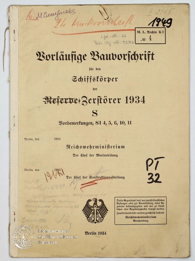 Umschlag einer historischen Dienstschrift mit dem Titel „Vorläufige Bauvorschrift für den Schiffskörper der Zerstörer 1934 S“, gedruckt in Frakturschrift, mit handschriftlichen Notizen und roten Markierungen, mehreren Stempeln und Nummern (u.a. PT 32), Reichsadler-Emblem, links mit Schnur gebunden und datiert Berlin 1934.