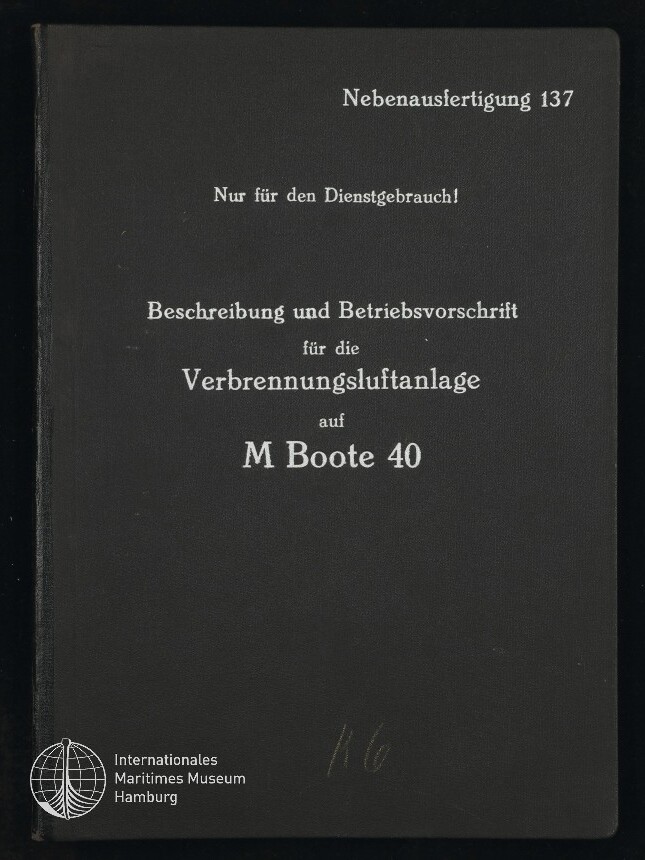 Schwarzer Buchdeckel mit weißer Schrift: oben 'Nebenausfertigung 137', darunter 'Nur für den Dienstgebrauch!', mittig der Titel 'Beschreibung und Betriebsvorschrift für die Verbrennungsluftanlage auf M Boote 40' und unten links das Logo des Internationalen Maritimen Museums Hamburg.